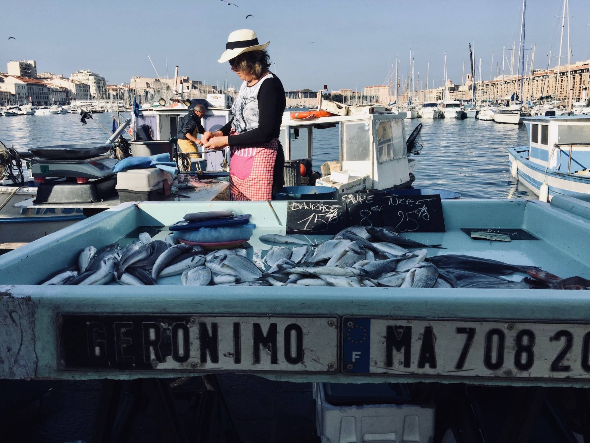 poissonier-vieux-port-marseille